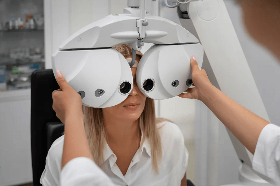 Zdjęcie przedstawiające profesjonalne badanie przez optometrystę