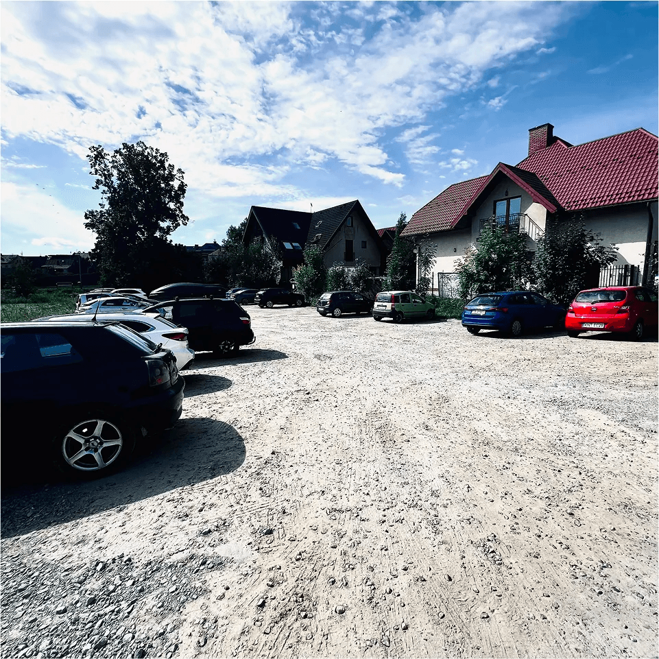 Zdjęcie przedstawiające parking przy salonie