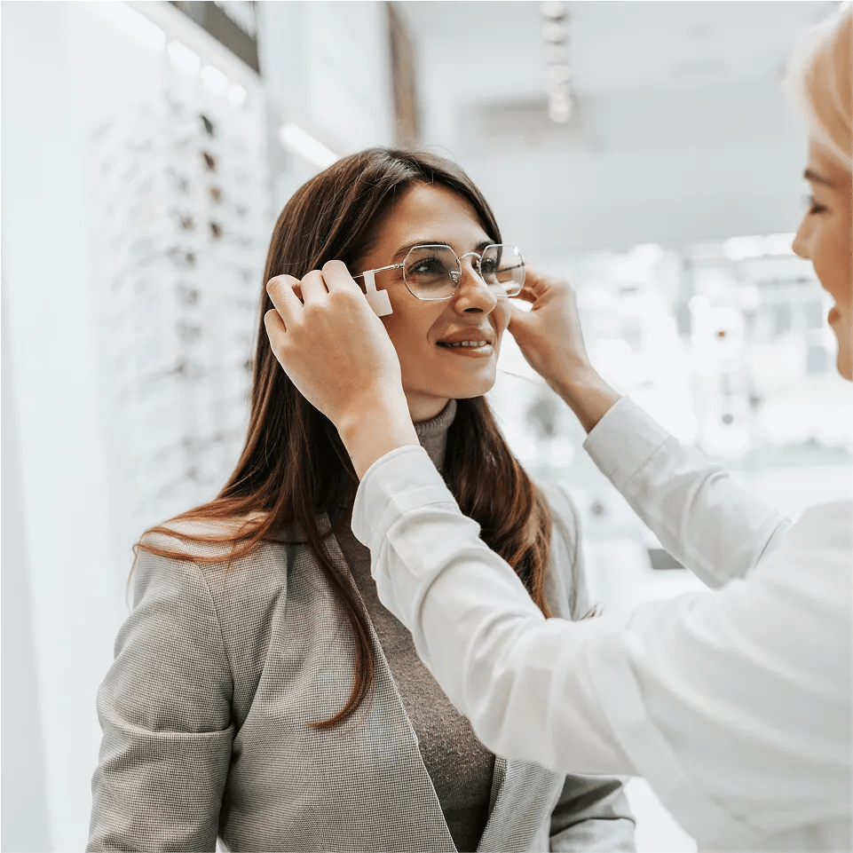 Zdjęcie przedstawiające przymierzanie opraw w salonie